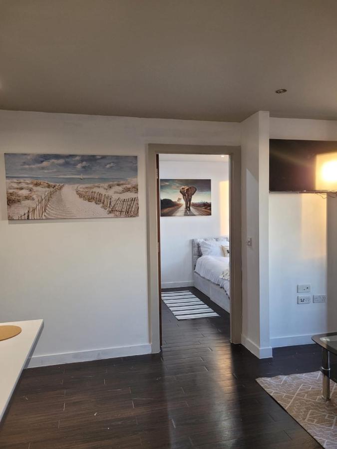 Amazing London 1 Bedroom Flat In Astral House As18 Norbury  エクステリア 写真
